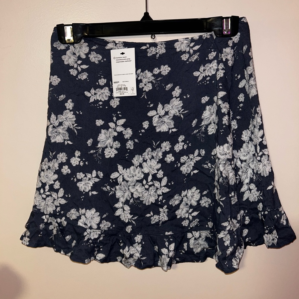 NWT KOHL’S Ruffle Hem floral Blue and White Mini Skirt Size Small JG21Y020RP